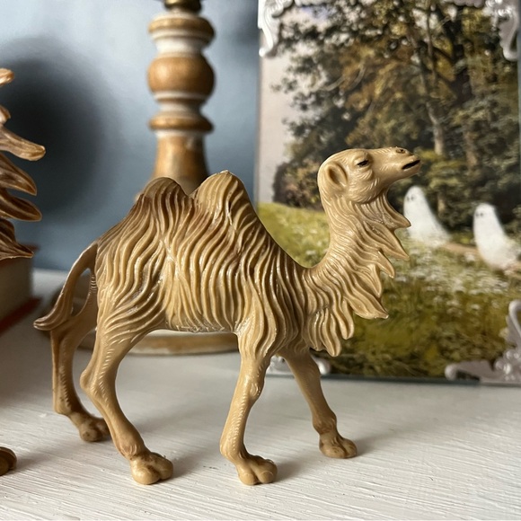 2 plastic nativity camels made in Italy Christmas manger - Picture 11 of 14
